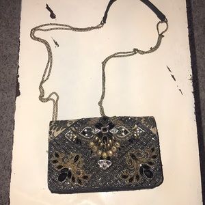 ⬇️Accessorize gold and black bag